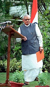 Vajpayee announcing the tests